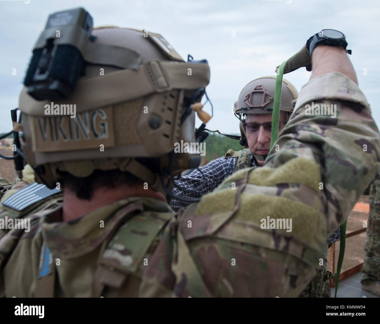 Special Tactics Airmen con la 26a Special Tactics Squadron si preparano a sollevare Mark. E. Mitchell, Vicesegretario alla Difesa (operazioni speciali/conflitto a bassa intensità), durante un assalto a un obiettivo alla gamma di Eglin, Fla., 30 novembre 2017. Le squadre speciali di tattiche sono addestrate a schierare non rilevate in ambienti ostili e di combattimento per stabilire zone di assalto o campi aerei, mentre condono simultaneamente il controllo del traffico aereo, il supporto antincendio, il comando e il controllo, l'azione diretta, la lotta al terrorismo, la difesa interna straniera e la ricognizione speciale nell'arena congiunta. (STATI UNITI Forza aerea Foto Stock