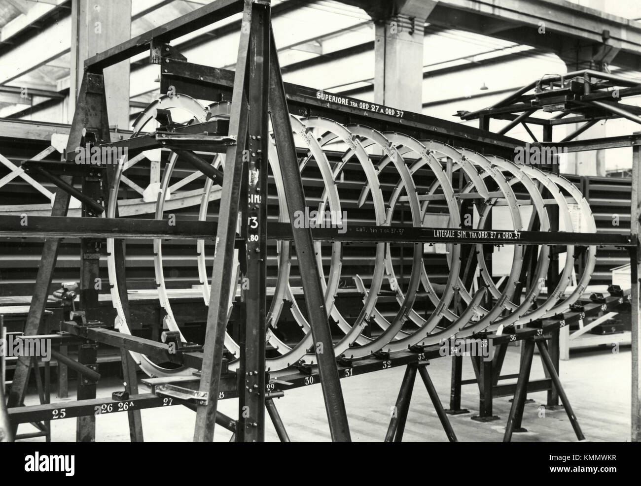 La costruzione della fusoliera del velivolo Fiat G.80, Italia degli anni cinquanta Foto Stock