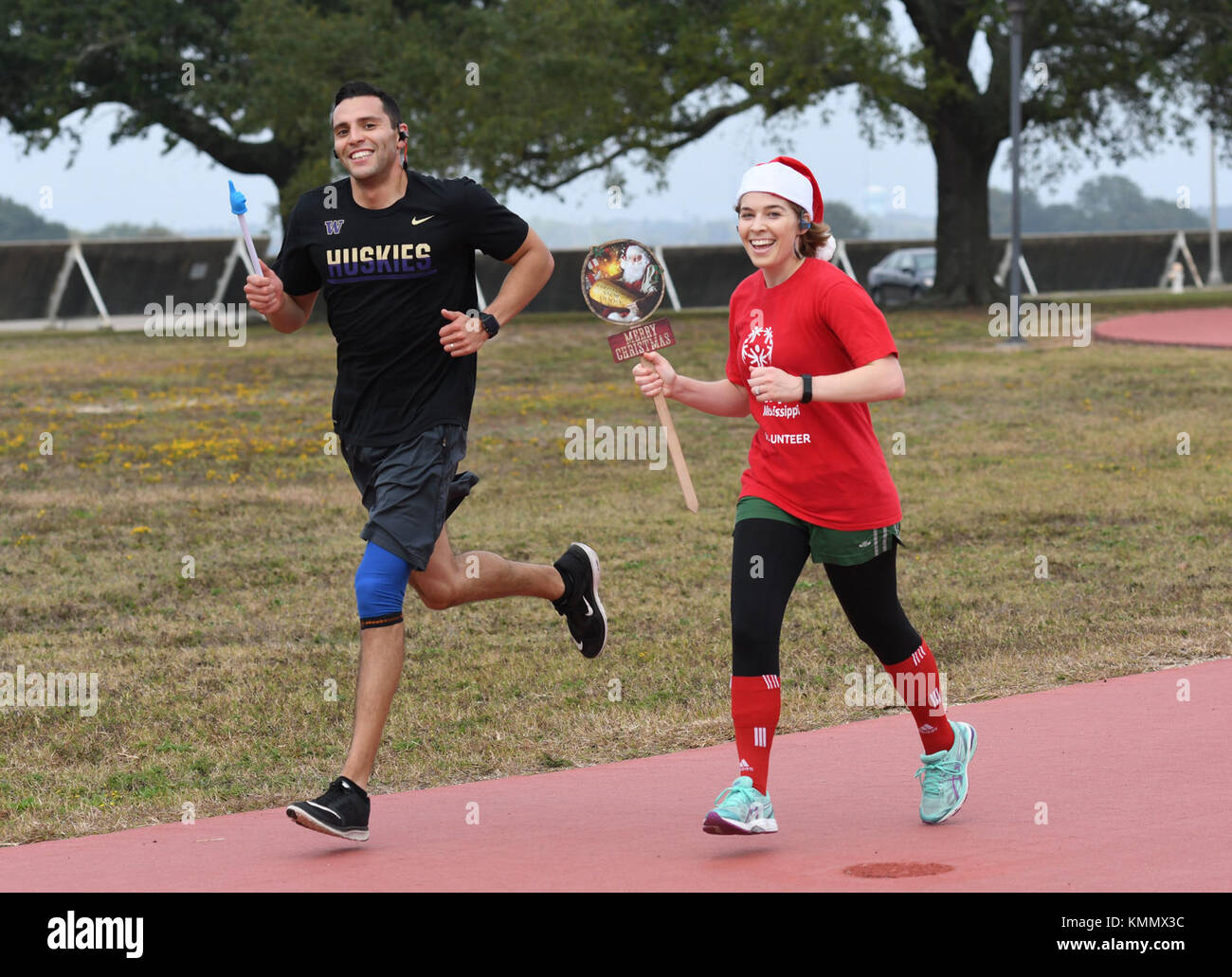 Arturo Urquieta, 333rd Training Squadron istruttore, e Senior Airman Britannie Dollard, 81st Medical Operations Squadron cardiopolmonare tecnico, partecipare alla 8th Annual Dragon Challenge presso la pista triangolare 1 dicembre 2017, sulla Keesler Air Force base, Mississippi. L'evento benefico, sponsorizzato dalla Keesler 5/6 Association, è stato organizzato per raccogliere fondi per i Crociati del Mississippi per i veterani e la campagna federale combinata. (STATI UNITI Forza aerea Foto Stock