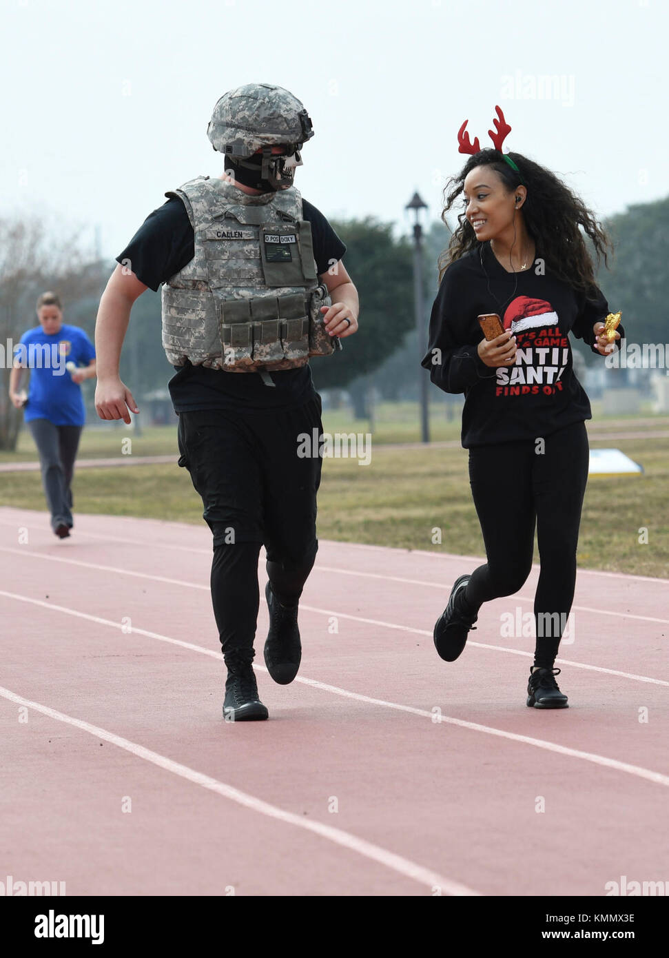 Staff Sgt. Drayton Callen, 81st Logistics Readiness Squadron Deployment Training NCO in Charge, e Tech. SGT. Ieashia McKenzie, 81° valutatore di garanzia di qualità LRS, partecipa all'ottava edizione del Dragon Challenge sulla pista triangolare 1° dicembre 2017, sulla base dell'aeronautica di Keesler, Mississippi. L'evento benefico, sponsorizzato dalla Keesler 5/6 Association, è stato organizzato per raccogliere fondi per i Crociati del Mississippi per i veterani e la campagna federale combinata. (STATI UNITI Forza aerea Foto Stock