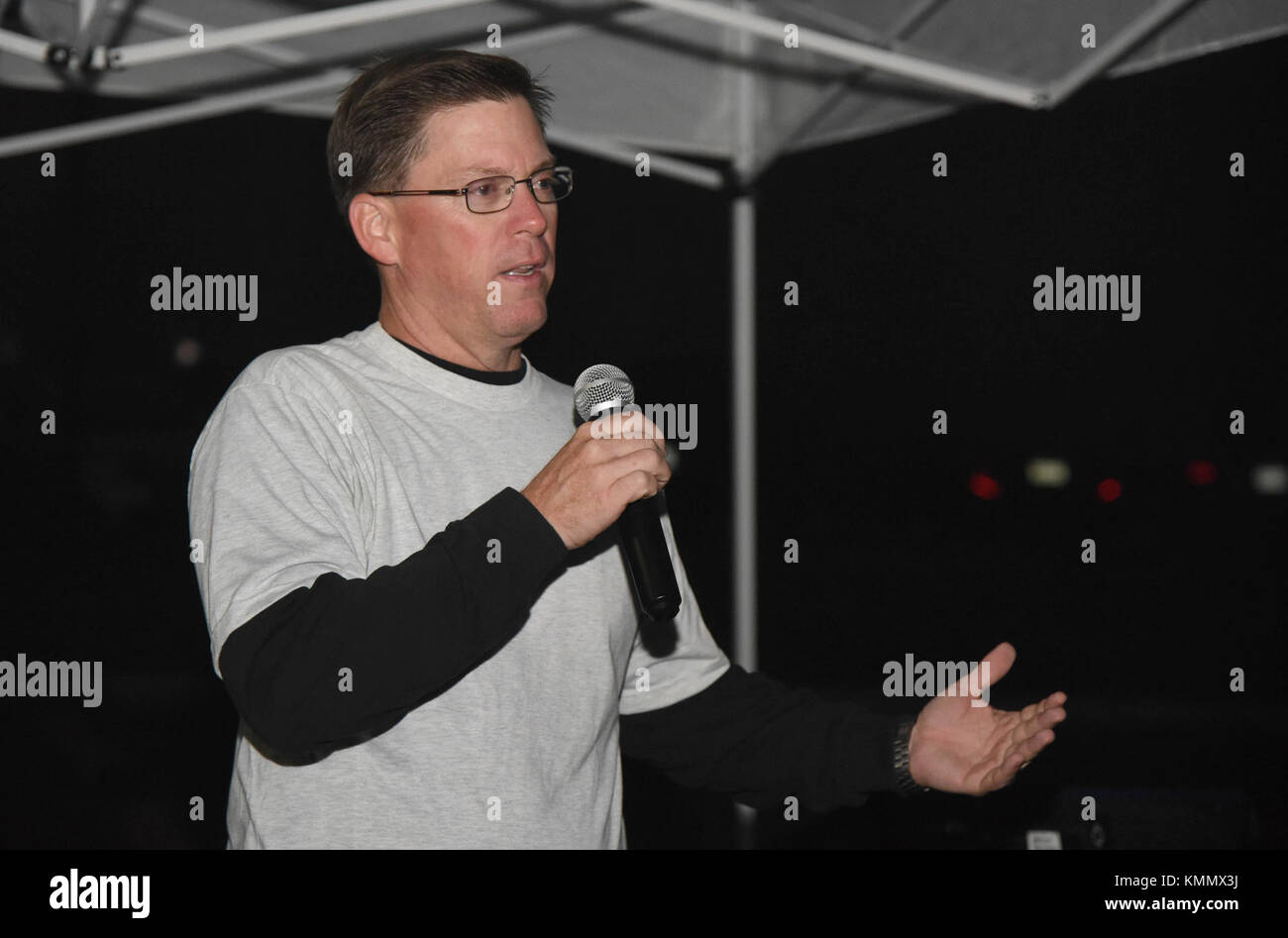 Il Col. C. Mike Smith, 81° vice comandante dell'Ala di formazione, offre commenti di benvenuto durante l'ottava edizione del Dragon Challenge alla pista triangolare 1° dicembre 2017, sulla Keesler Air Force base, Mississippi. L'evento benefico, sponsorizzato dalla Keesler 5/6 Association, è stato organizzato per raccogliere fondi per i Crociati del Mississippi per i veterani e la campagna federale combinata. (STATI UNITI Forza aerea Foto Stock