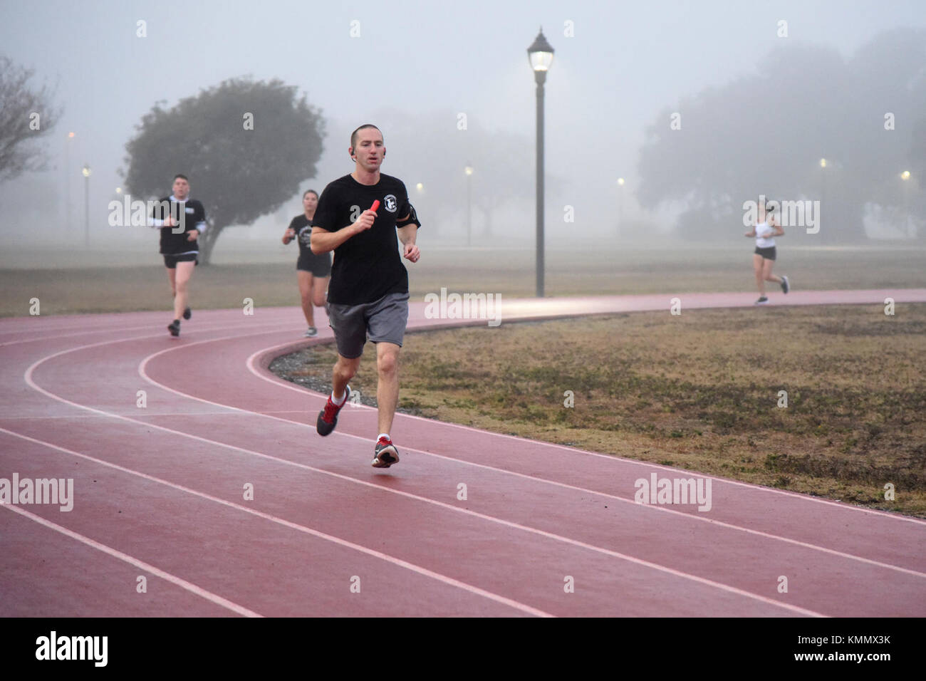 Il personale di Keesler partecipa all'ottava edizione del Dragon Challenge alla pista triangolare del 1° dicembre 2017, sulla base dell'aeronautica di Keesler, Mississippi. L'evento benefico, sponsorizzato dalla Keesler 5/6 Association, è stato organizzato per raccogliere fondi per i Crociati del Mississippi per i veterani e la campagna federale combinata. (STATI UNITI Forza aerea Foto Stock