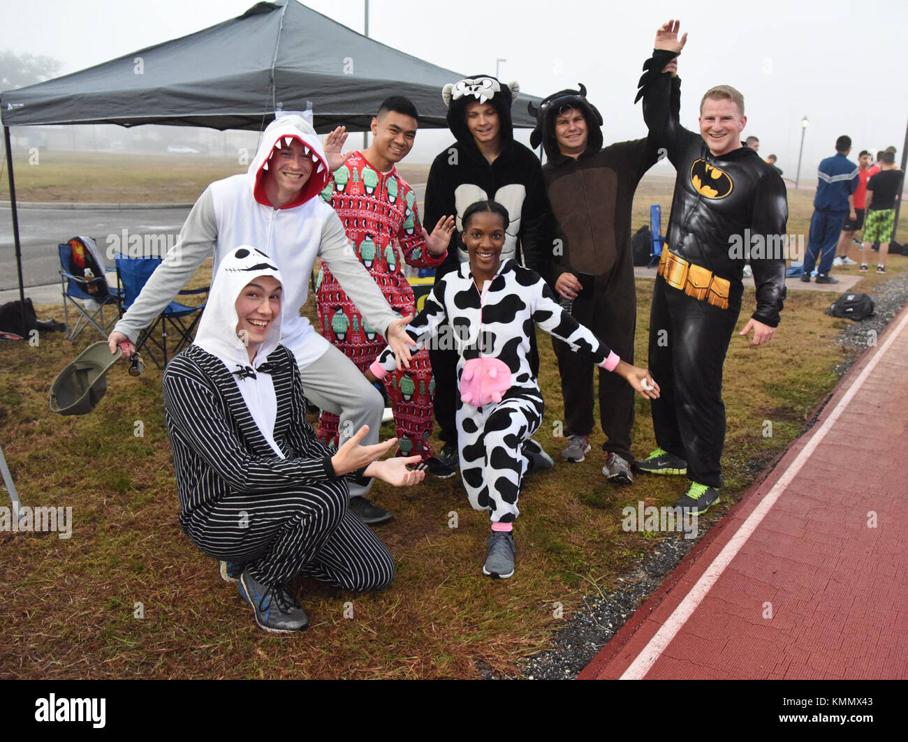 I membri dell'81° Communications Squadron esibiscono i loro costumi durante l'8° Annual Dragon Challenge sulla pista triangolare del 1° dicembre 2017, sulla base dell'aeronautica di Keesler, Mississippi. L'evento benefico, sponsorizzato dalla Keesler 5/6 Association, è stato organizzato per raccogliere fondi per i Crociati del Mississippi per i veterani e la campagna federale combinata. (STATI UNITI Forza aerea Foto Stock