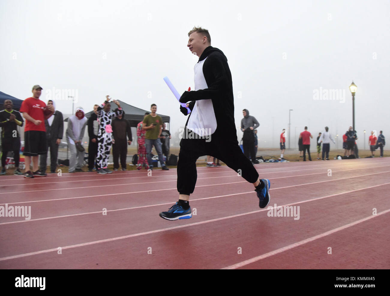 Senior Airman Cody Stoll, 81° supervisore dei sistemi client di Communications Squadron, partecipa all'ottava edizione del Dragon Challenge sulla pista triangolare 1° dicembre 2017, sulla Keesler Air Force base, Mississippi. L'evento benefico, sponsorizzato dalla Keesler 5/6 Association, è stato organizzato per raccogliere fondi per i Crociati del Mississippi per i veterani e la campagna federale combinata. (STATI UNITI Forza aerea Foto Stock