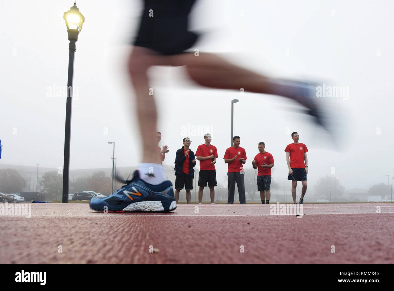 I membri del 336th Training Squadron si acclamano su Airmen durante l'ottava edizione del Dragon Challenge sulla pista triangolare del 1° dicembre 2017, sulla Keesler Air Force base, Mississippi. L'evento benefico, sponsorizzato dalla Keesler 5/6 Association, è stato organizzato per raccogliere fondi per i Crociati del Mississippi per i veterani e la campagna federale combinata. (STATI UNITI Forza aerea Foto Stock