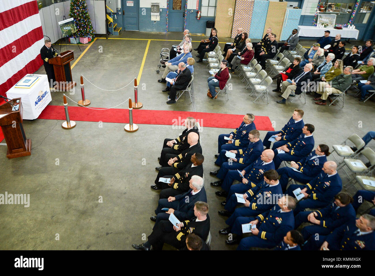 ORCHARD, Washington (Dec. 1, 2017) - il capitano Philippe Grandjean, comandante del comando dei sistemi di approvvigionamento Navale (NAVSUP) Fleet Logistics Center Puget Sound, dà un discorso durante la celebrazione del 75 ° anniversario del deposito del carburante della marina di Manchester. Il Manchester Fuel Depot fa parte della base navale di Kitsap, gestita dal NAVSUP Fleet Logistics Center Puget Sound, ed è il più grande terminal di carburante del Department of Defense degli Stati Uniti continentali. (STATI UNITI Navy Foto Stock