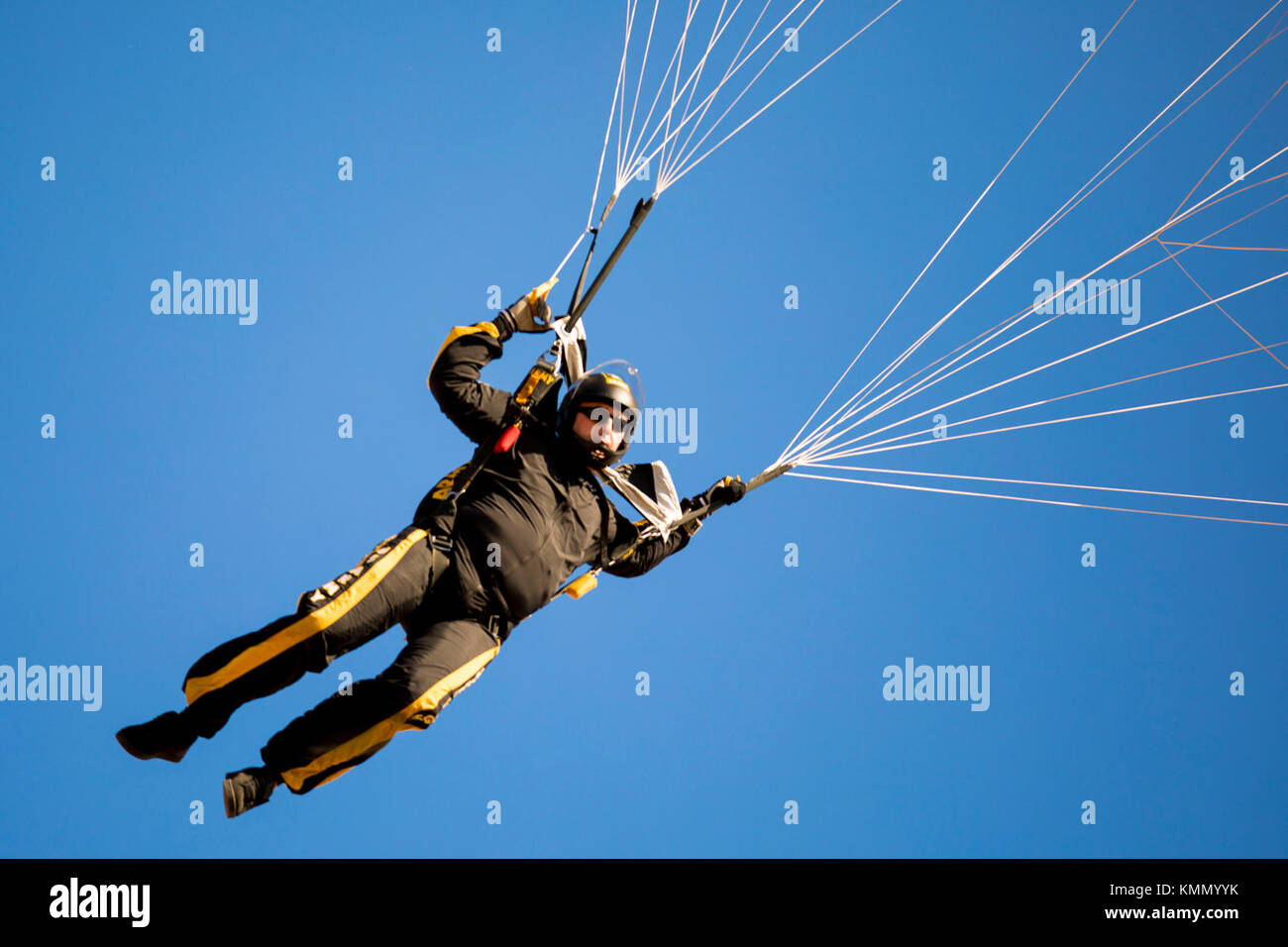 Stati Uniti Paracadutisti dell'esercito di Stati Uniti Army Parachute Team (cavalieri d'Oro) preparare la terra a Luzon nella zona di caduta durante il ventesimo annuale di Randy Oler Memorial operazione caduta giocattolo, Camp MacKall, N.C., Dicembre 4, 2017. Quest'anno, otto paesi partecipano ed essi includono; la Colombia, Canada, Lettonia, Paesi Bassi, Svezia, Italia, Germania e Polonia. Il funzionamento del giocattolo Drop, ospitato dall'U.S. Esercito degli affari civili e le operazioni psicologiche il comando (Airborne) è il più grande combinati airborne operazione condotta in tutto il mondo. L'evento consente di soldati la possibilità di allenarsi sul loro militari specifiche professionali Foto Stock