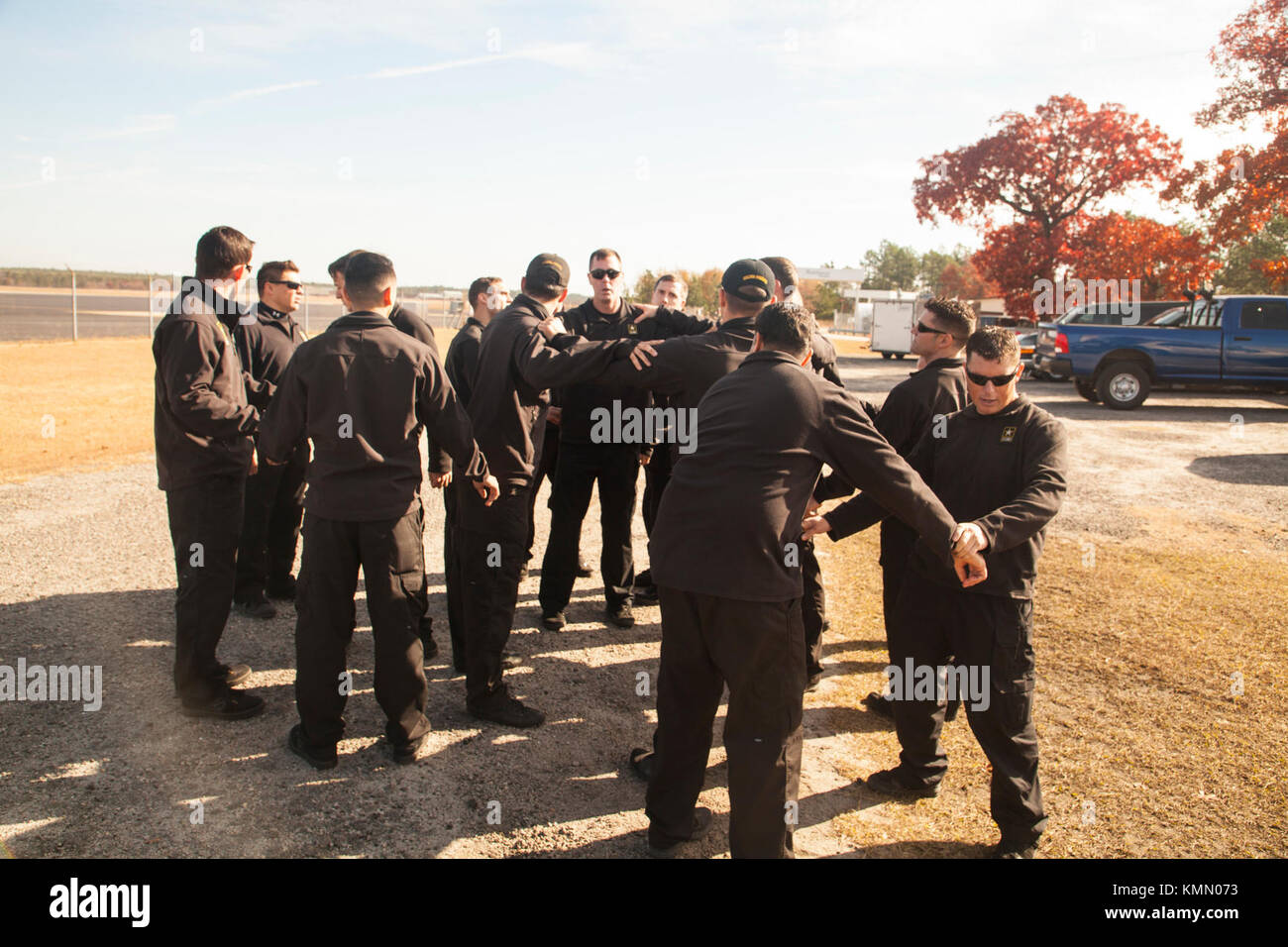 U.S. Army Parachute Team (Golden Knights) pratica la formazione prima di caricare l'aereo, durante la 20esima edizione annuale Randy Oler Memorial Operation Toy Drop, ospitato da U.S. Army Civil Affairs & Psychological Operations Command (Airborne), 4 dicembre 2017 a MacKall Army Airfield, North Carolina. L'operazione Toy Drop è la più grande operazione combinata di trasporto aereo del mondo e consente ai soldati di allenarsi sulla loro specialità professionale militare, mantenere la loro disponibilità aerea e restituire alla comunità locale. (STATI UNITI Esercito Foto Stock