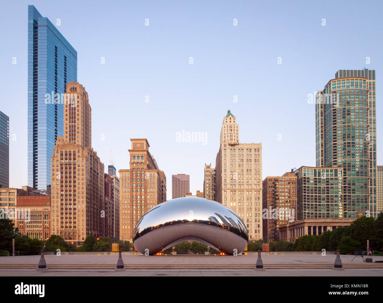 Cloud Gate (il bean di Chicago, il fagiolo), un pubblico scultura di Anish Kapoor, all'inizio. La luce del mattino al Millennium Park di Chicago, Illinois. Foto Stock