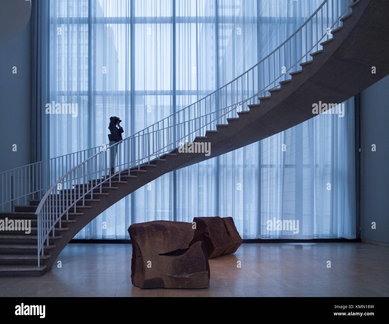 Una vista della scala a chiocciola e il lavoro noto come isole (Shima tachi) da Izumi Masatoshi. Gallery 135, Art Institute di Chicago. Foto Stock