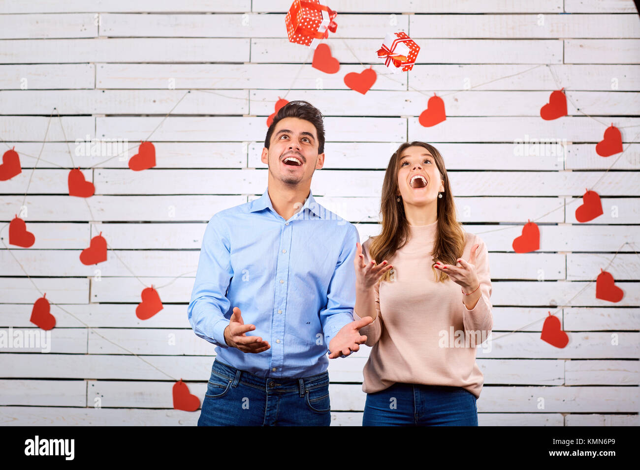 Un giovane in amore getta scatole con doni. Foto Stock