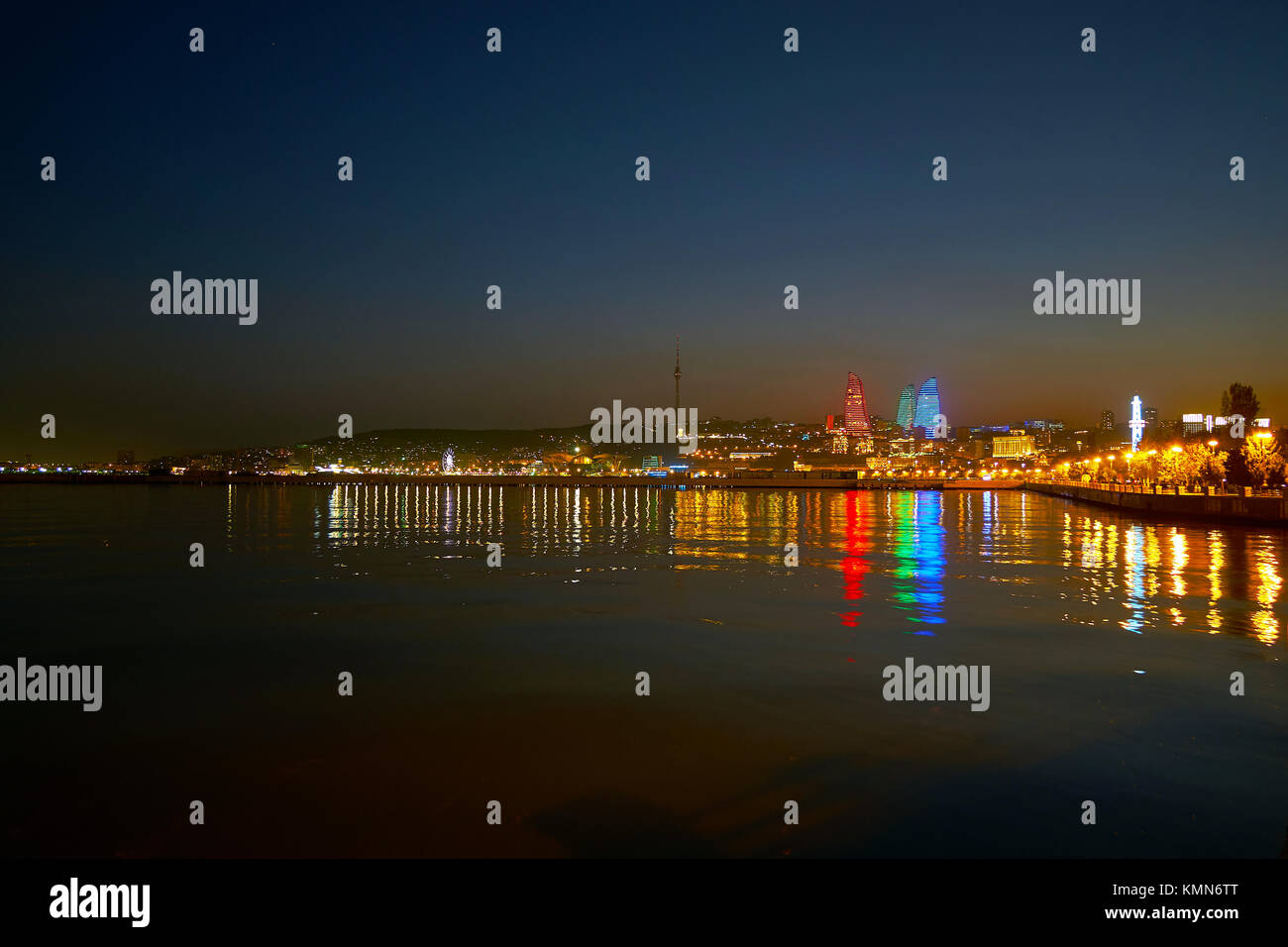 Argine del Mar Caspio è il principale punto di riferimento della città, è il posto migliore per panoramica bellissima illuminazione di Baku in Azerbaijan Foto Stock