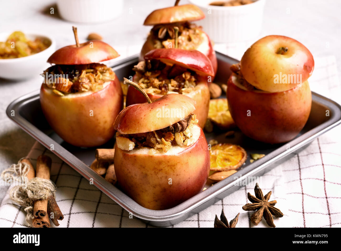 Mele Cotte Con Muesli Cannella Noci E Miele Un Sano Dessert Di Frutta Foto Stock Alamy