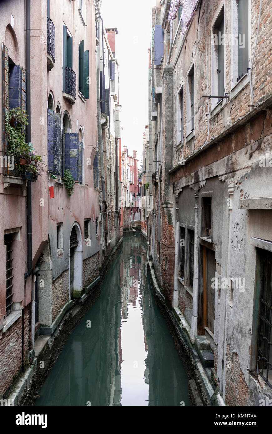 Venezia Canal con edifici tipici. Foto Stock