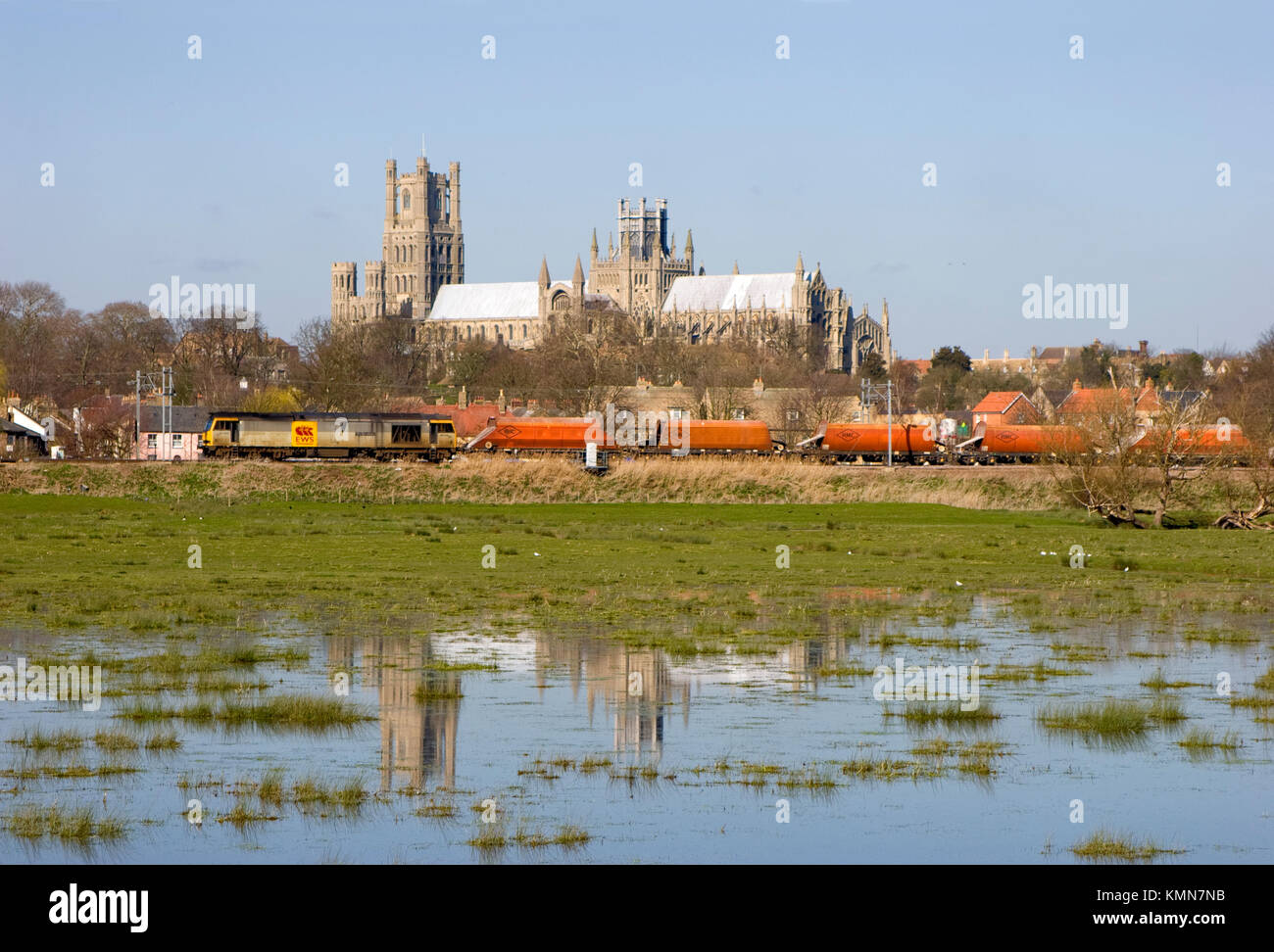 Una locomotiva diesel di classe 60 numero 60099 passa la Cattedrale di Ely con un treno di carri vuoti per tramogge di pietra RMC. Foto Stock