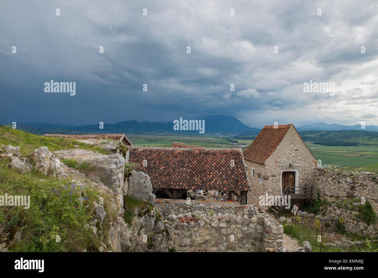 Il vecchio villaggio nel cielo di tempesta Foto Stock