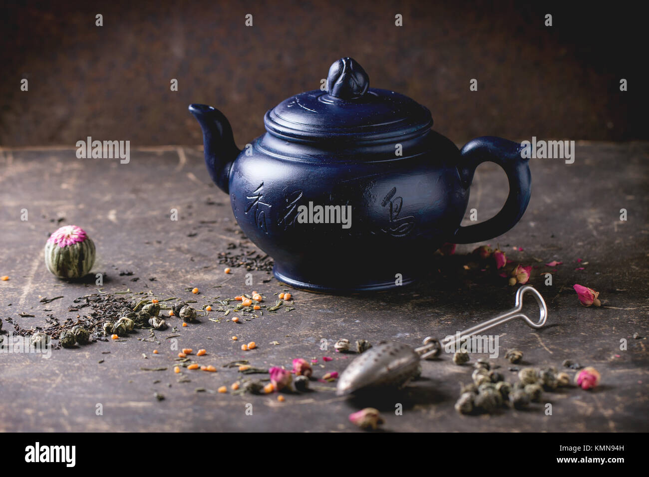 Blu teiera ceramica servito con tè nero e verde vive su sfondo scuro. Iscrizione cinese sulla teiera - tè tradizionale di bere Foto Stock