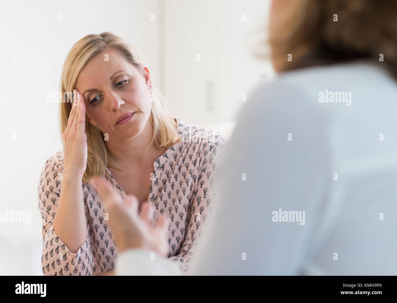 Donna matura a discutere di problemi con consigliere Foto Stock