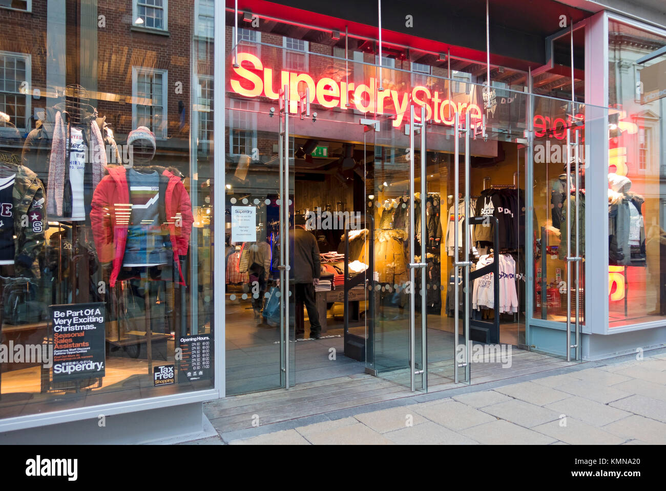 Ingresso al negozio di abbigliamento Superdry all'esterno dell'Inghilterra Regno Unito Gran Bretagna Foto Stock