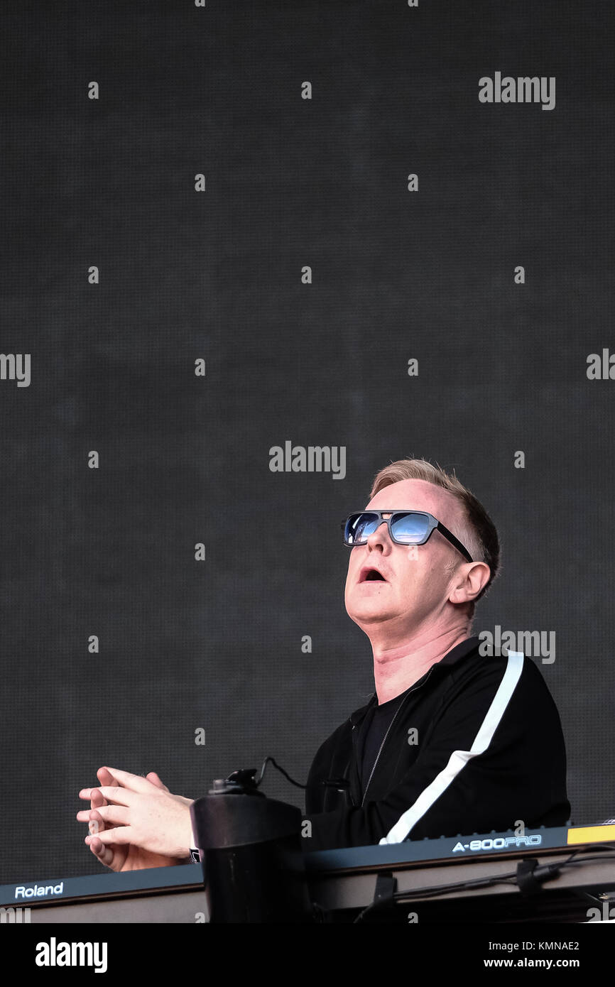 La band elettronica inglese Defeche Mode esegue un concerto dal vivo allo stadio Letzigrund di Zürich. Qui il musicista Andy Fletcher è visto dal vivo sul palco. Svizzera, 18/06 2017. Foto Stock