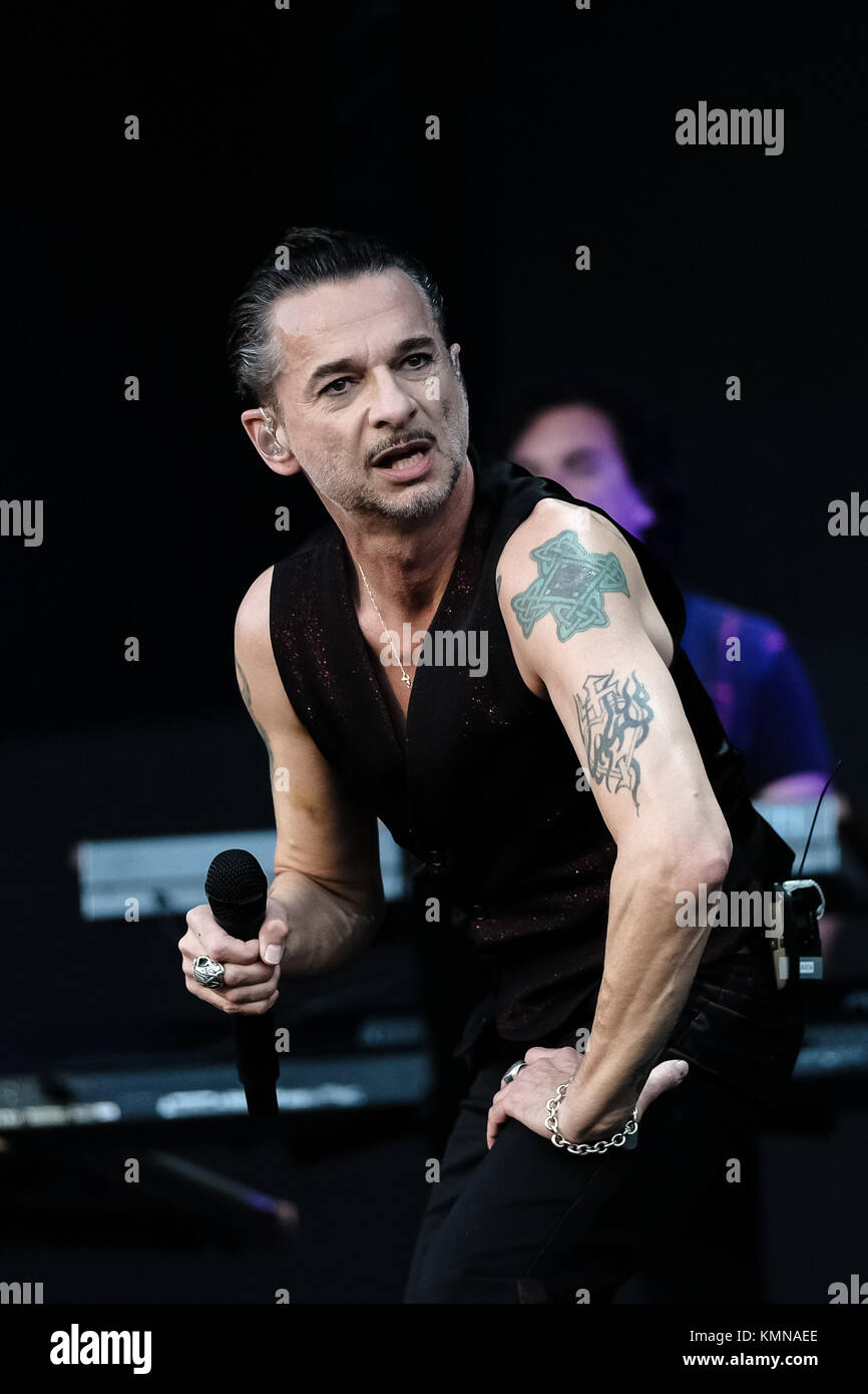 La band elettronica inglese Defeche Mode esegue un concerto dal vivo allo stadio Letzigrund di Zürich. Qui il cantante e cantautore Dave Gahan è visto dal vivo sul palco. Svizzera, 18/06 2017. Foto Stock