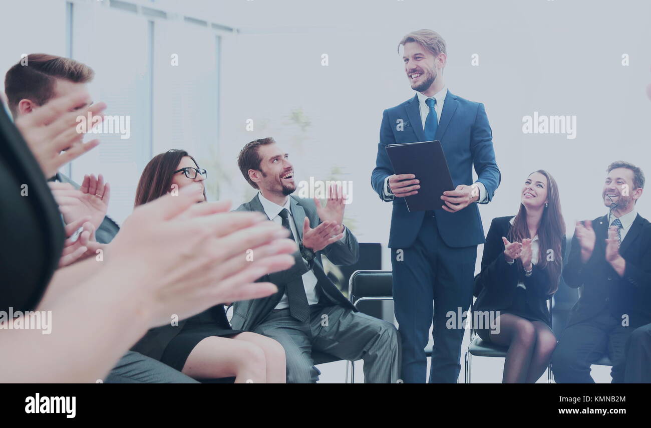 Altoparlante dando un talk sulla corporate business conference. busines Foto Stock