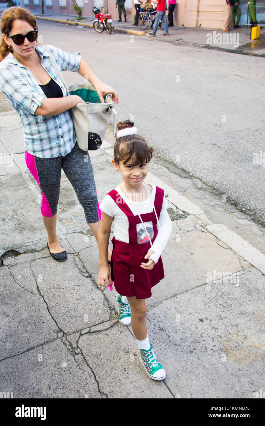 Ragazza giovane con un cast sul suo braccio a Cienfuegos, Cuba Foto Stock