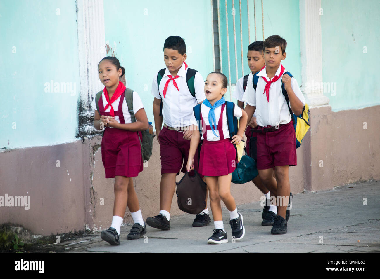 I bambini sul loro modo di scuola, Cienfuegos, Cuba Foto Stock
