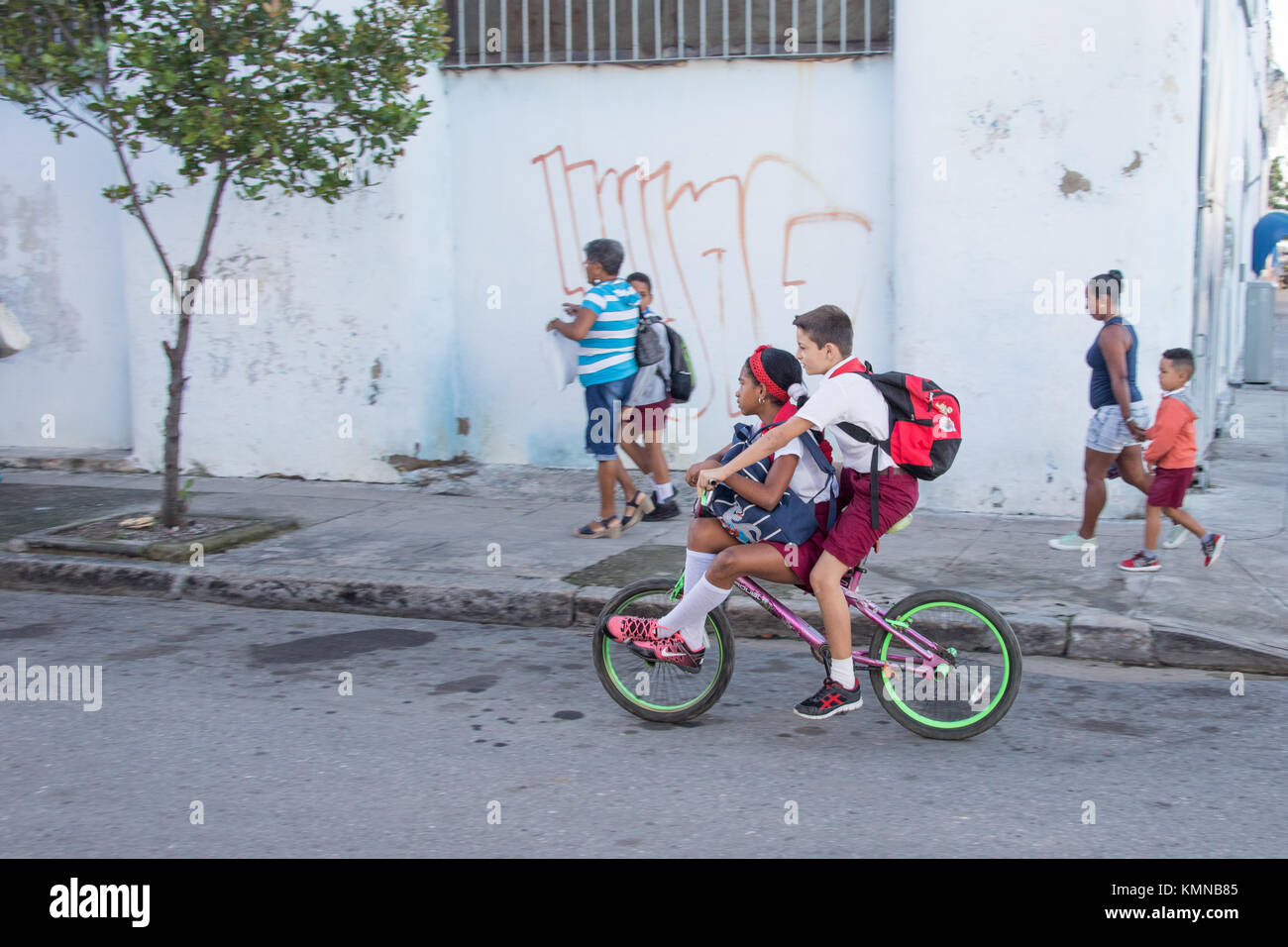 I bambini sul loro modo di scuola, Cienfuegos, Cuba Foto Stock