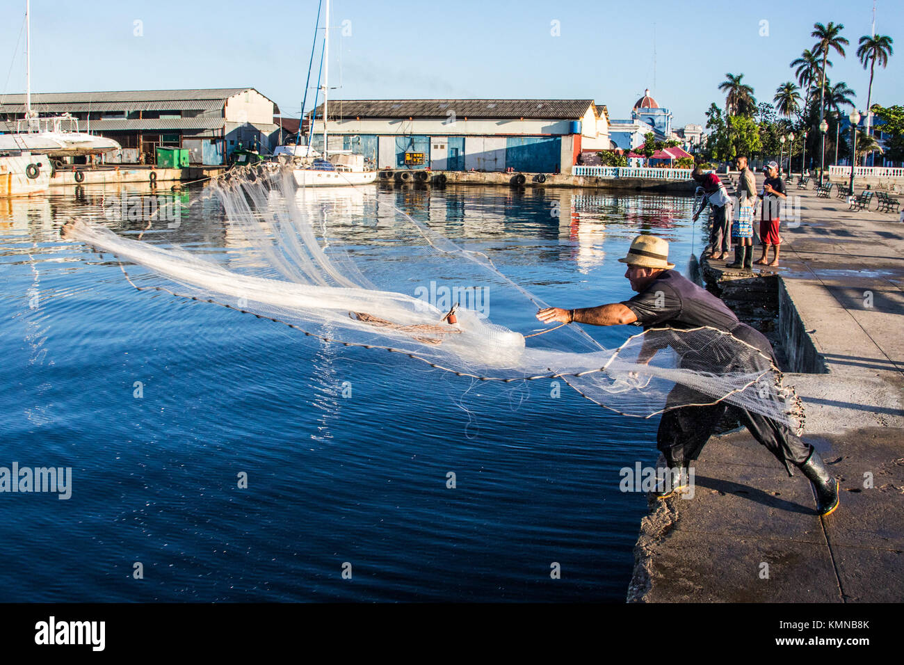 Pescatore su una dock a Cienfuegos, Cuba Foto Stock