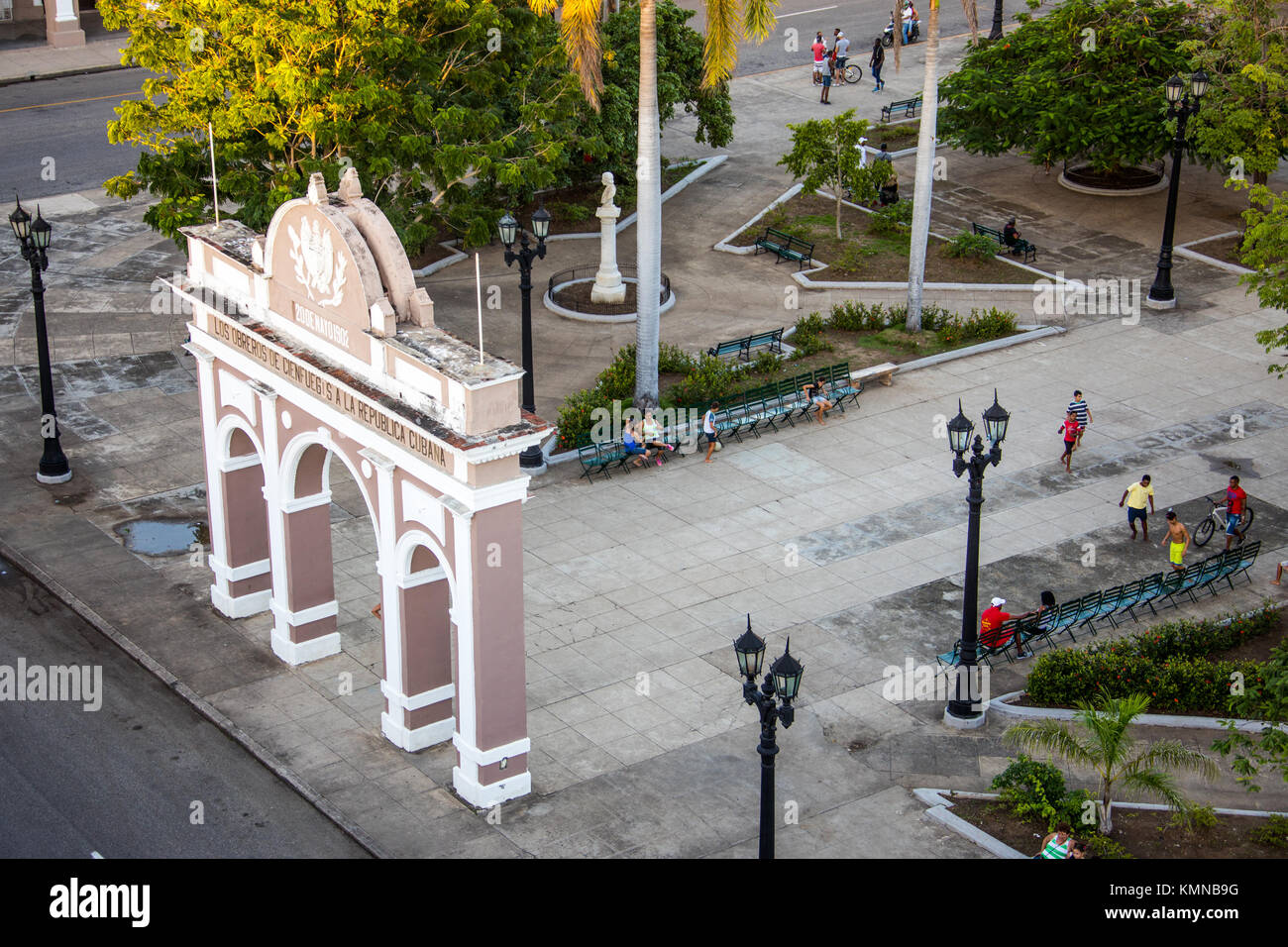 Arco di Triumphal Arco de Triunfo e Parque Jose Marti a Cienfuegos, Cuba, Caraibi Foto Stock