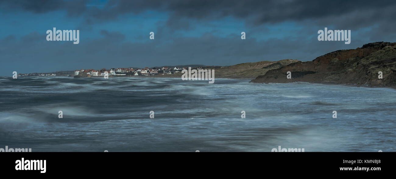 Una tempesta nel pomeriggio a costa di Opal Francia, con l'onda colpendo la riva Foto Stock