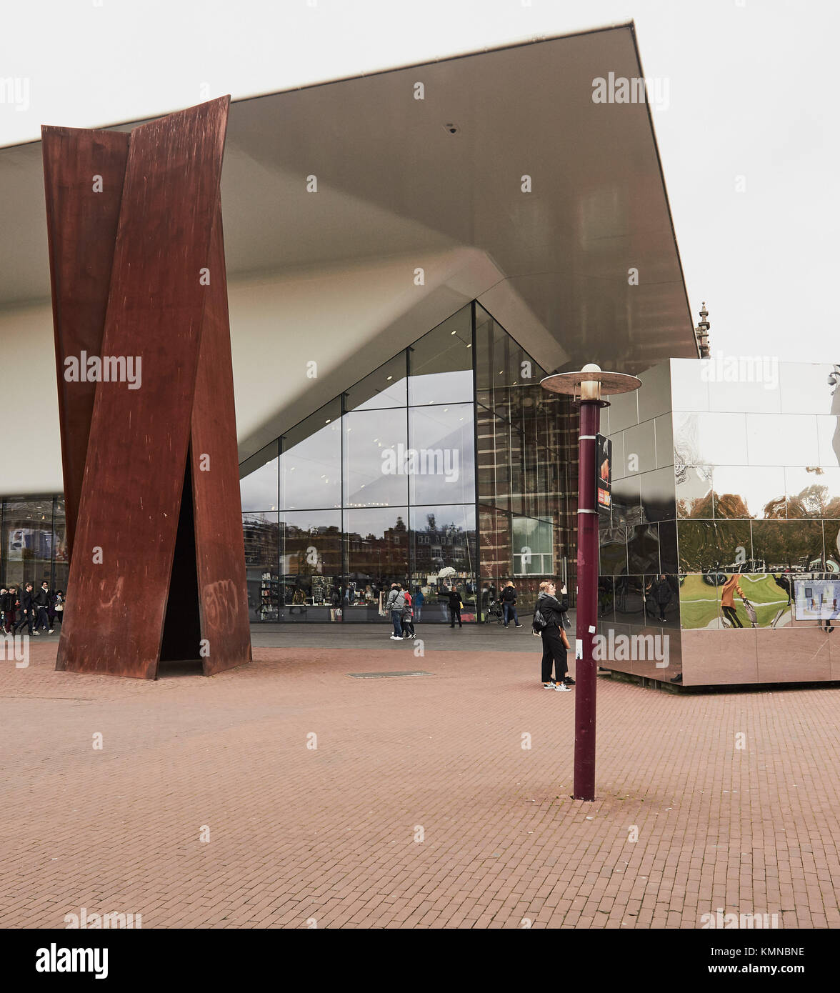 Estensione del Museo Stedelijk e il punto di vista della scultura (1972) di Richard Serra, Museumplein (Museum Square), Amsterdam, Paesi Bassi Foto Stock
