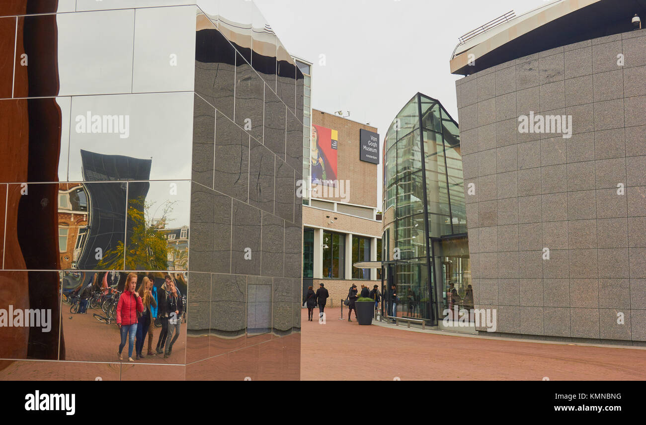 Cubo di specchio (Calvin's Mecca) da Aziz Bekkaoui (2009), e il Museo di Van Gogh, Museumplein (Museum Square), Amsterdam, Olanda Foto Stock