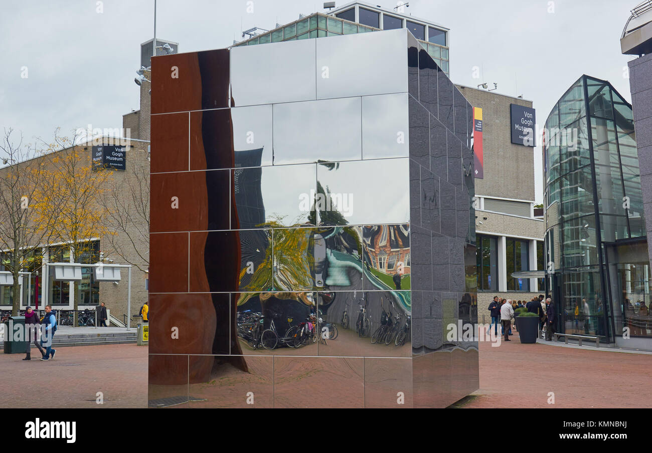 Cubo di specchio (Calvin's Mecca) da Aziz Bekkaoui (2009), e il Museo di Van Gogh, Museumplein (Museum Square), Amsterdam, Olanda Foto Stock