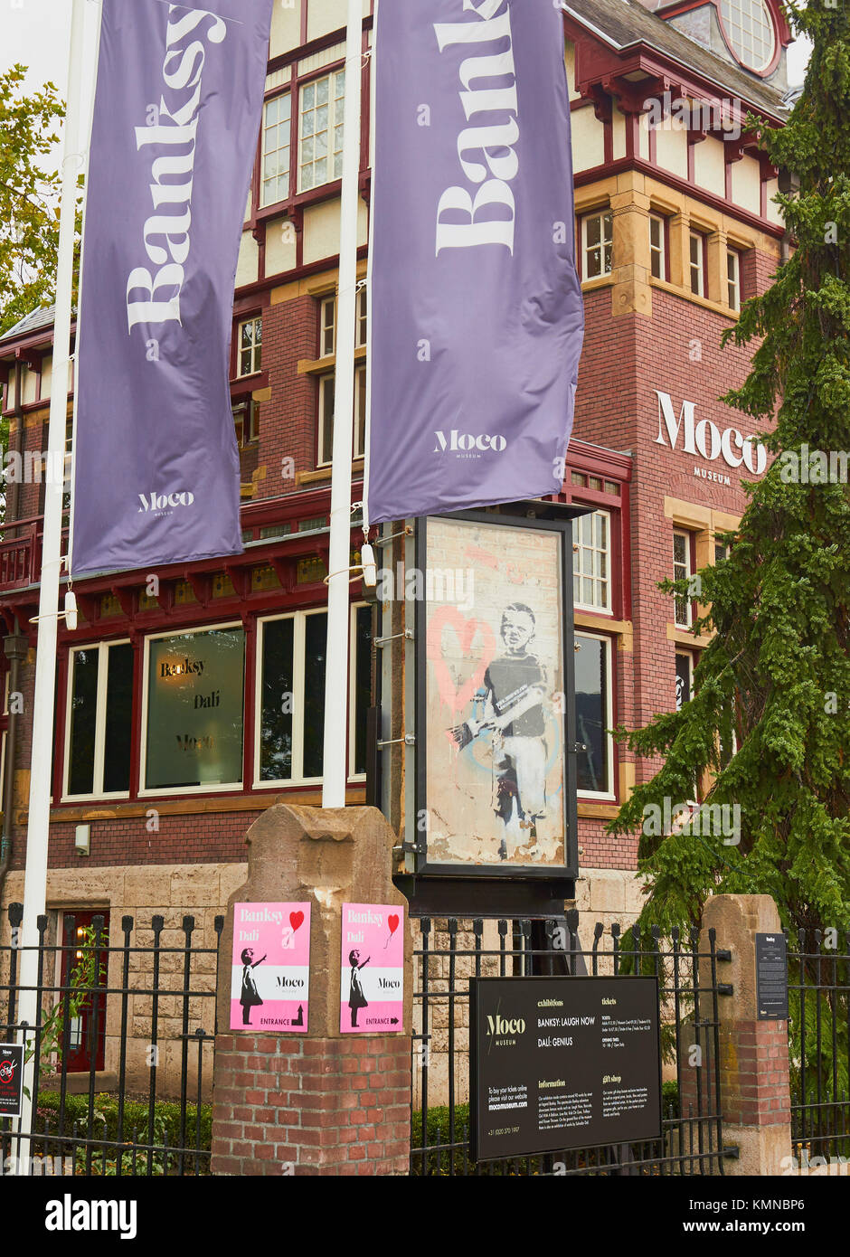 Comune di Banksy e Dali mostra al Museo Moco della moderna arte contemporaneo, Museumplein (Museum Square), Amsterdam, Olanda Foto Stock