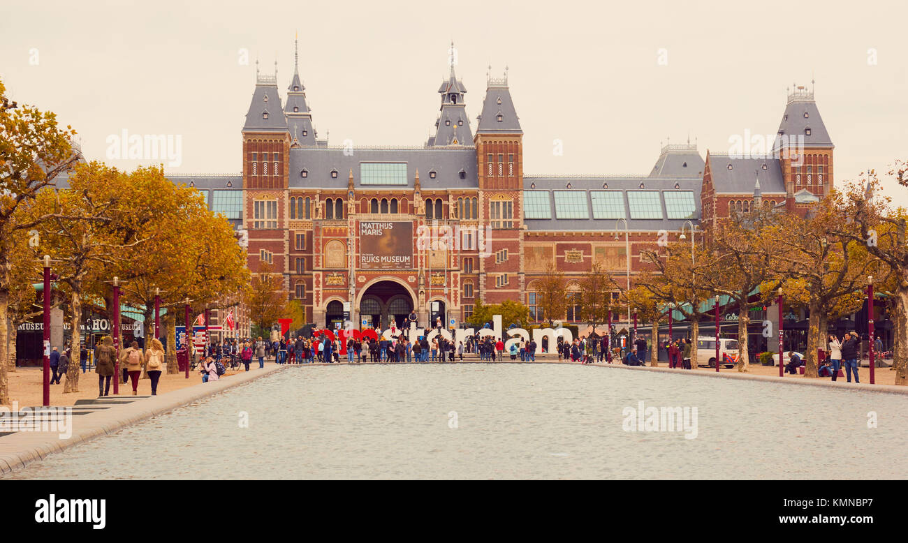 I turisti e gli ho Amsterdam giant letters slogan di marketing con il Rijksmuseum dietro, Museumplein (Museum Square), Amsterdam, Paesi Bassi Foto Stock