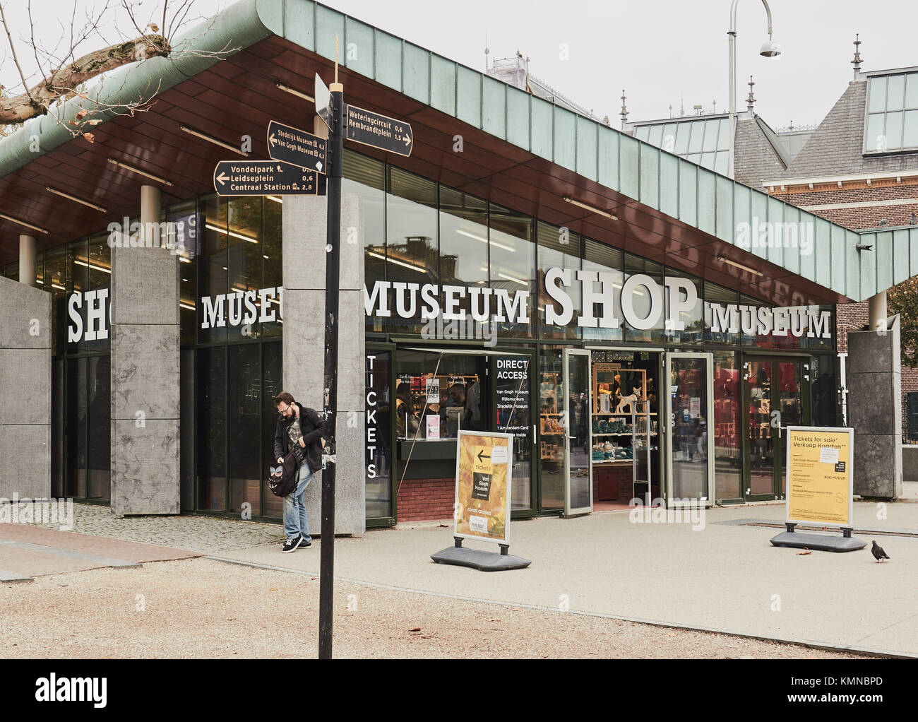 Museum Shop nel Museumplein (Museum Square), Amsterdam, Olanda. La biglietteria e il negozio per il museo di Van Gogh, il Rijksmuseum e il Museo Stedelijk. Foto Stock