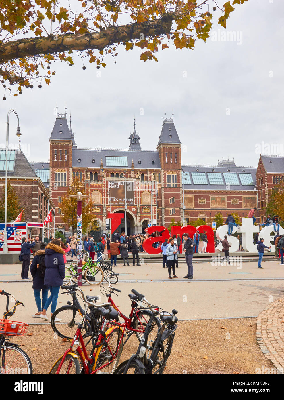 I turisti e gli ho Amsterdam giant letters slogan di marketing con il Rijksmuseum dietro, Museumplein (Museum Square), Amsterdam, Paesi Bassi Foto Stock