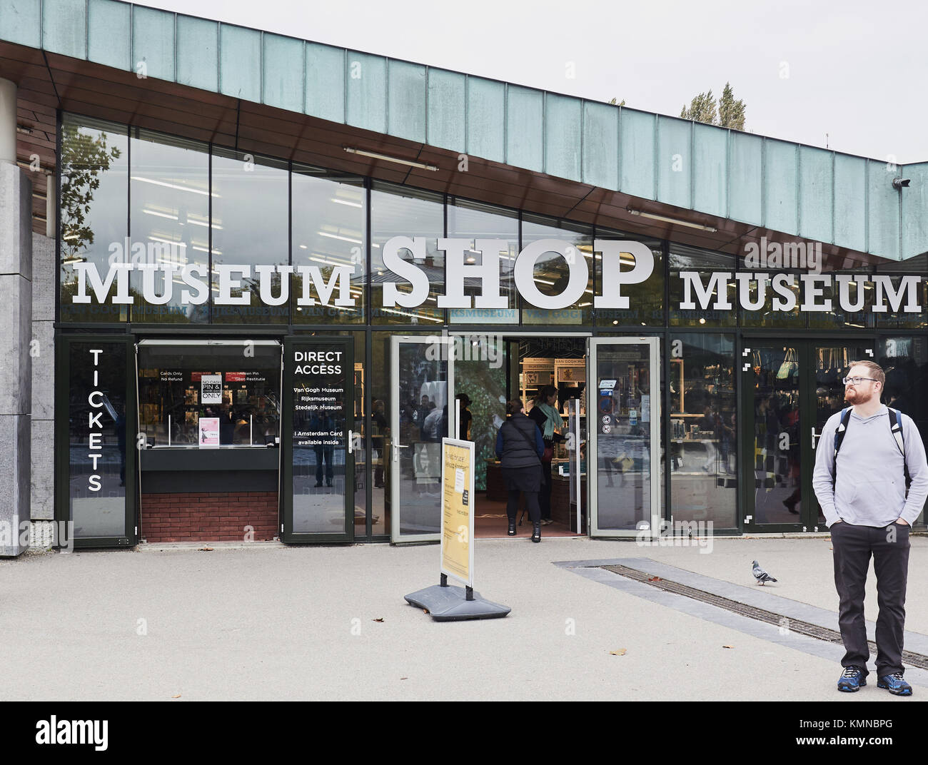 Museum Shop nel Museumplein (Museum Square), Amsterdam, Olanda. La biglietteria e il negozio per il museo di Van Gogh, il Rijksmuseum e il Museo Stedelijk. Foto Stock