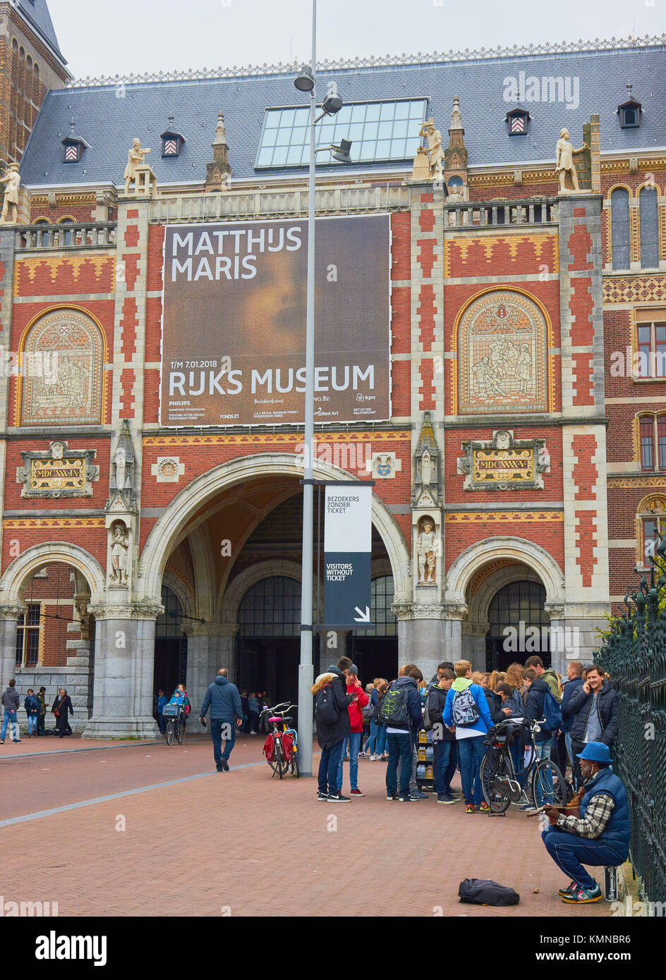 Busker e turisti al di fuori il Rijksmuseum da Pierre Cuypers (1885), Museumplein (Museum Square), Amsterdam, Olanda Foto Stock
