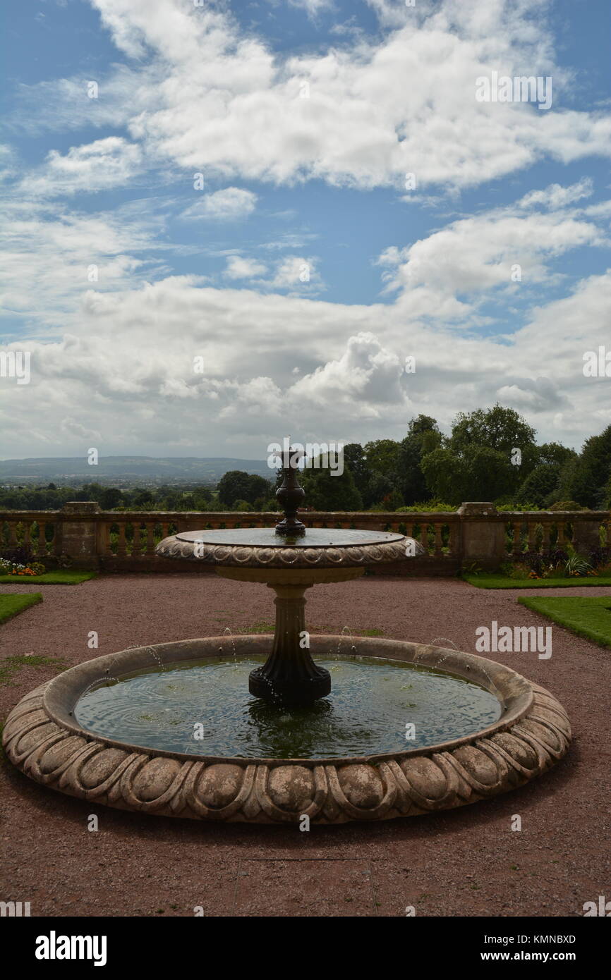 Giardino fontana e vista Foto Stock