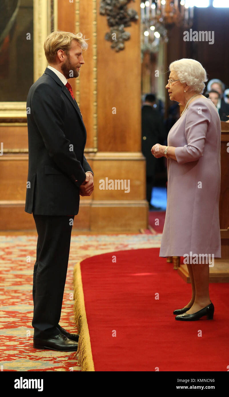 Il sig. Andrew Triggs Hodge ha dalla lettura è realizzato un OBE (ufficiale dell'ordine dell'Impero Britannico) dalla Regina Elisabetta II al Castello di Windsor. Foto Stock