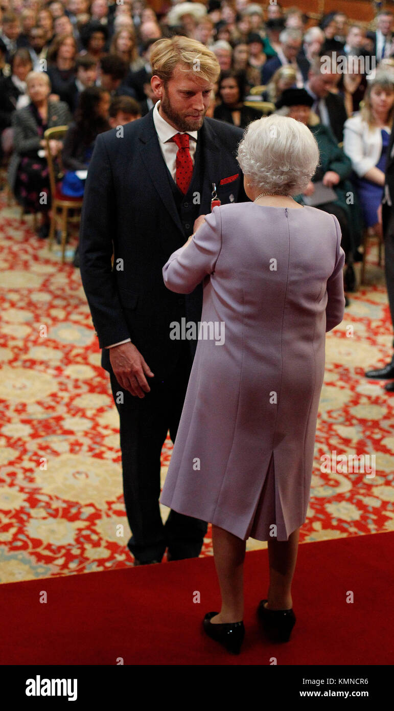 Il sig. Andrew Triggs Hodge ha dalla lettura è realizzato un OBE (ufficiale dell'ordine dell'Impero Britannico) dalla Regina Elisabetta II al Castello di Windsor. Foto Stock