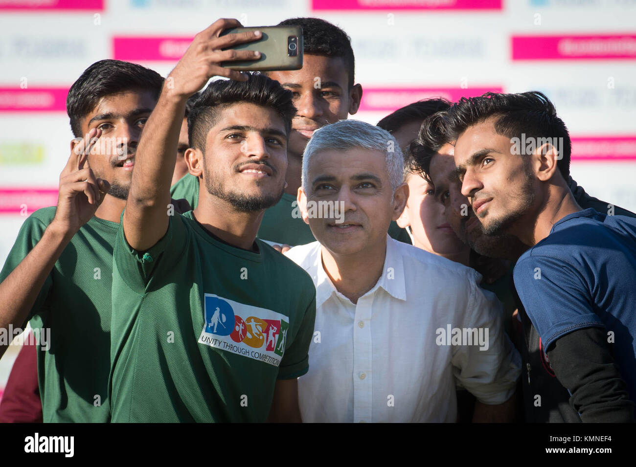 Sindaco di Londra Sadiq Khan visite il consiglio britannico a Karachi in Pakistan per incontrare i partecipanti nella loro terra-rottura DOSTI progetto che lavora per rompere le barriere sociali e portando a gruppi di giovani insieme attraverso lo sport dove ha preso parte a una partita di cricket. Foto Stock