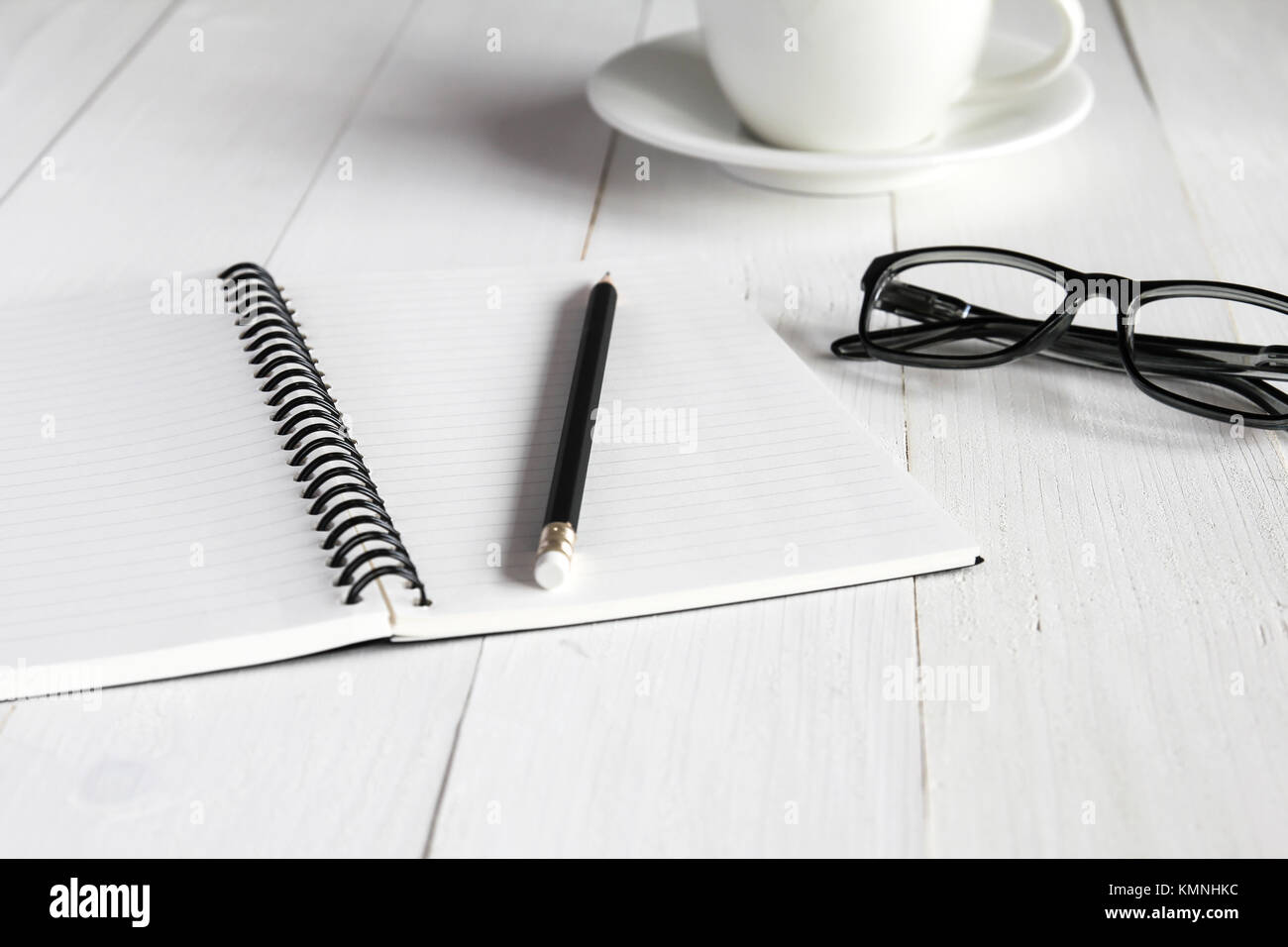 Gli accessori business bianco su tavola in legno : portatili,matita, bicchieri,cup. Foto Stock