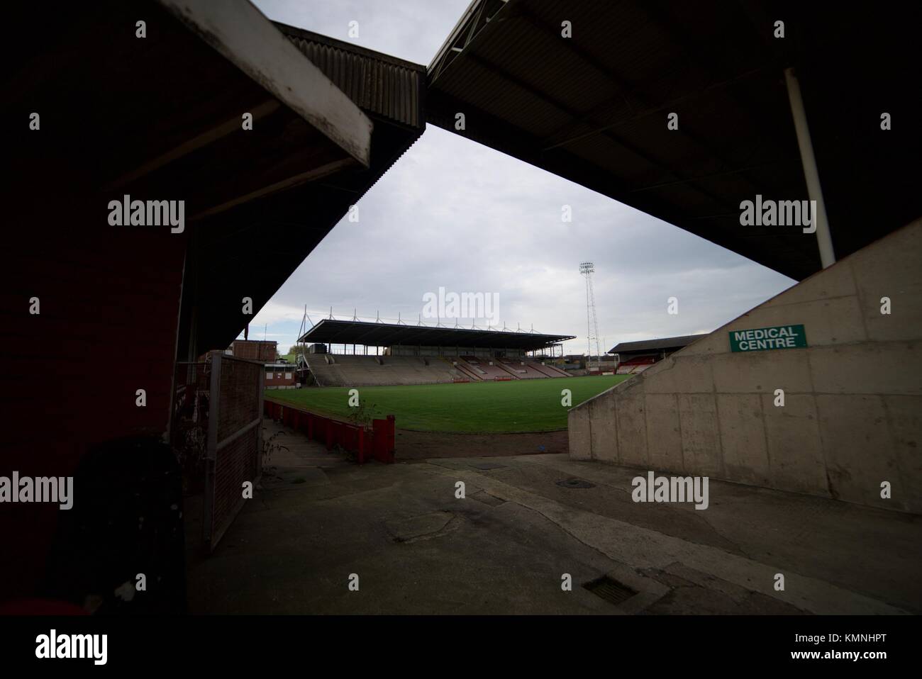 All'interno dell'abbandonato Millmoor stadio di calcio a Rotherham. Abbandonato un campo di calcio in Inghilterra. Foto Stock