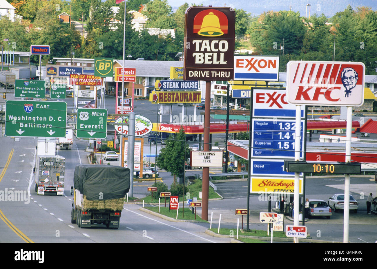 La cultura americana, fast food e stazioni gas autostrada di linea Foto Stock