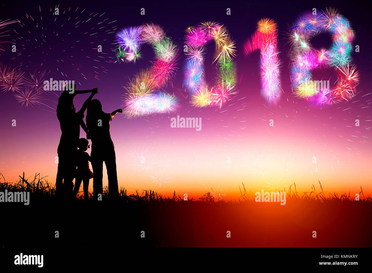 Famiglia guardare i fuochi di artificio e felice anno nuovo 2018 concept Foto Stock