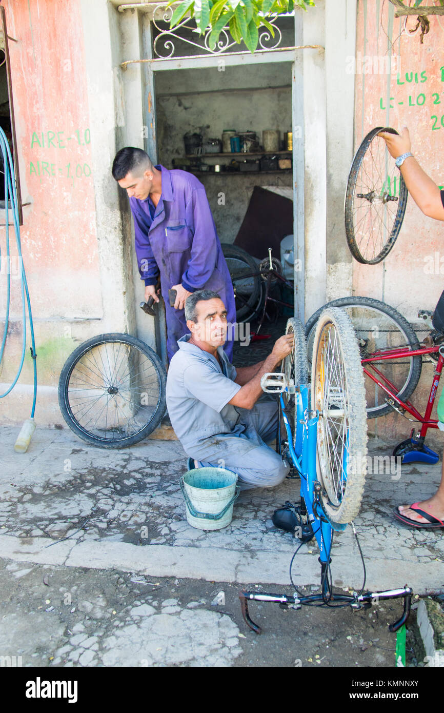 La meccanica della bicicletta a Cienfuegos, Cuba Foto Stock
